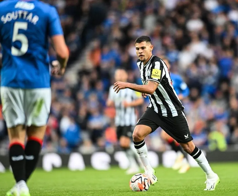 Bruno Guimares jugando con el Newcastle