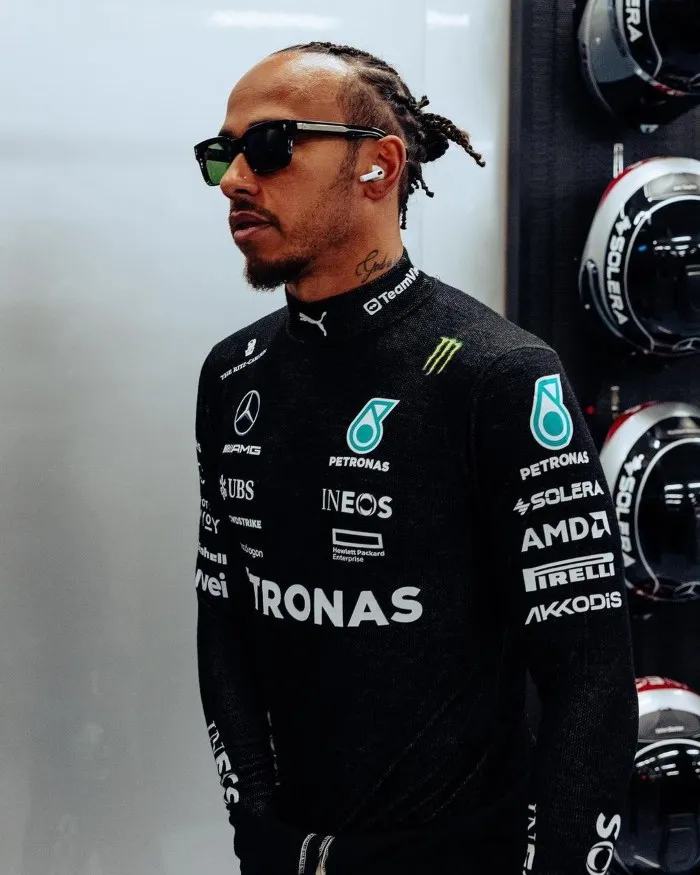 Lewis previo a correr con Mercedes Benz