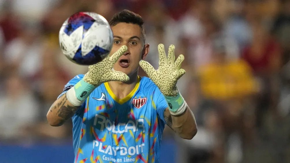 Raúl Gudiño ataja un balón