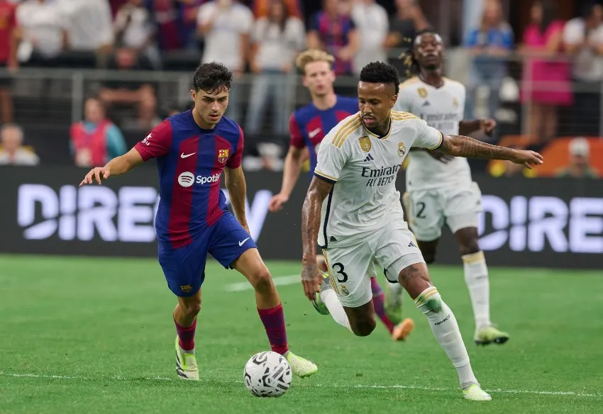 MEXSPORT Pedri con la pelota, tras la marca de un jugador del Real Madrid