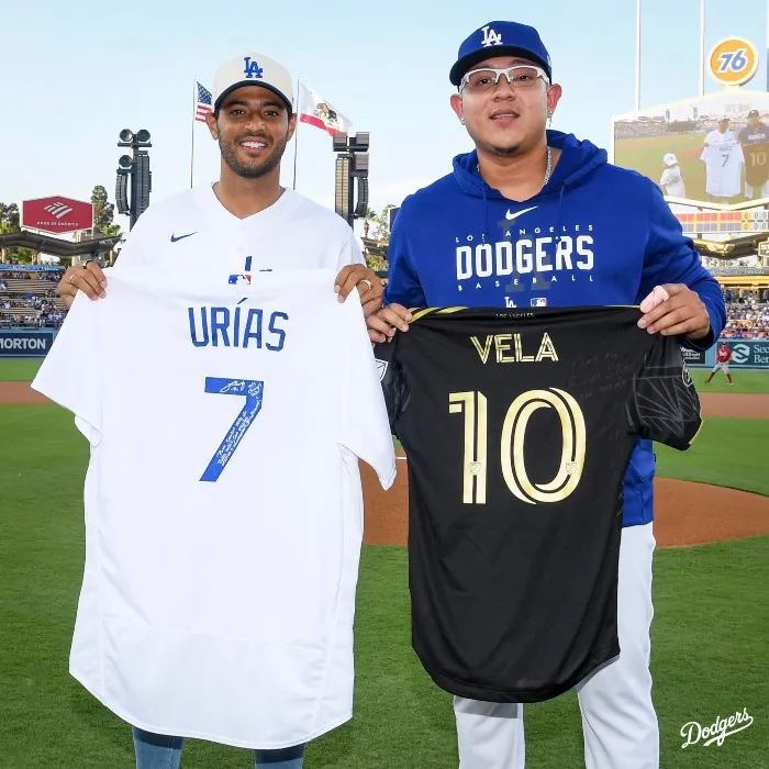 Julio Urías junto a Carlos Vela