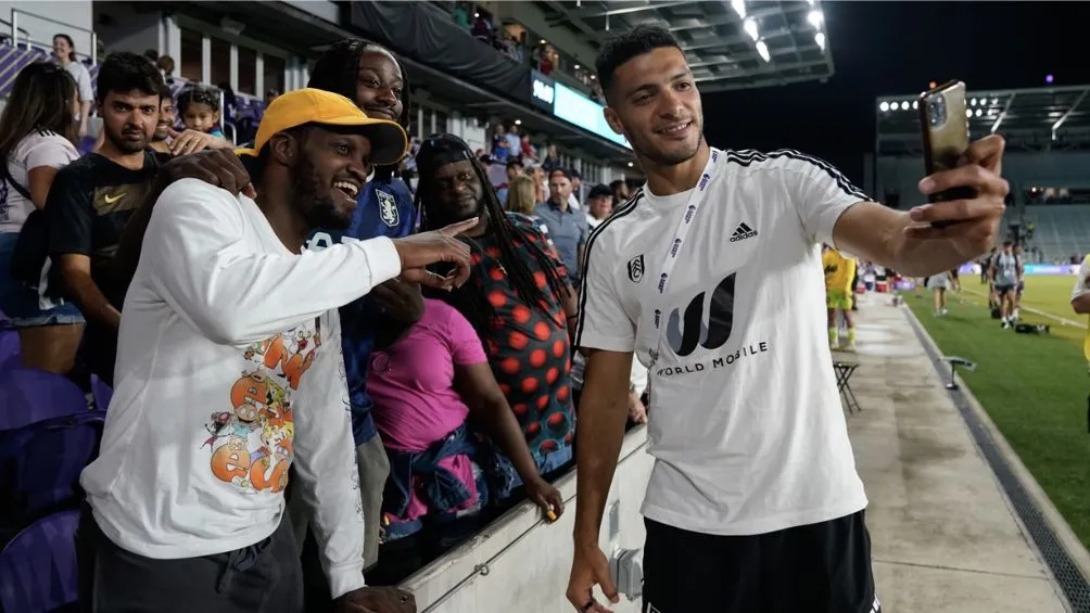 Raul junto a la afición del Fulham