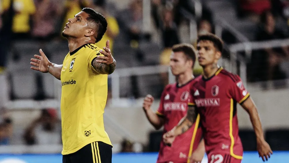 Juan Camilo Hernández celebra ante el Salt Lake