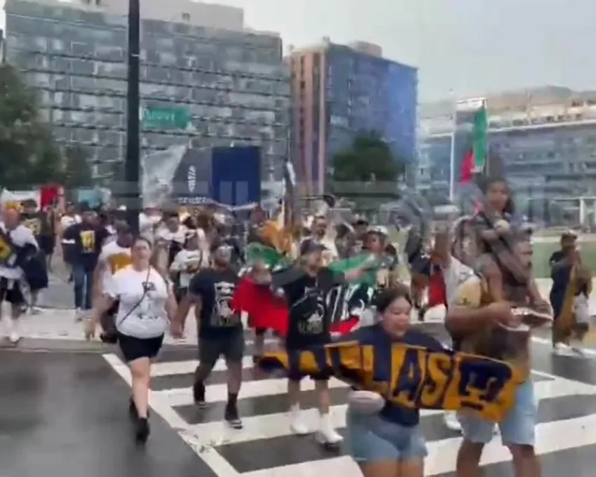 Los seguidores entonan cánticos de aliento a su equipo