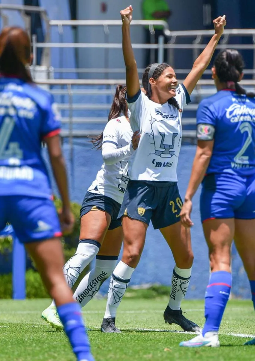 Pumas en celebración de gol
