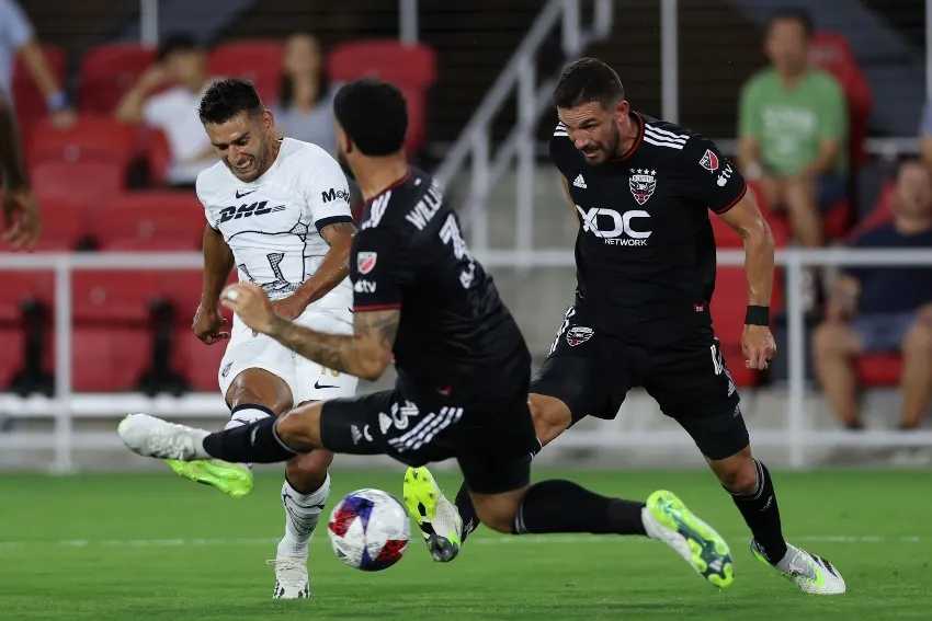 Jugada de Pumas ofensiva