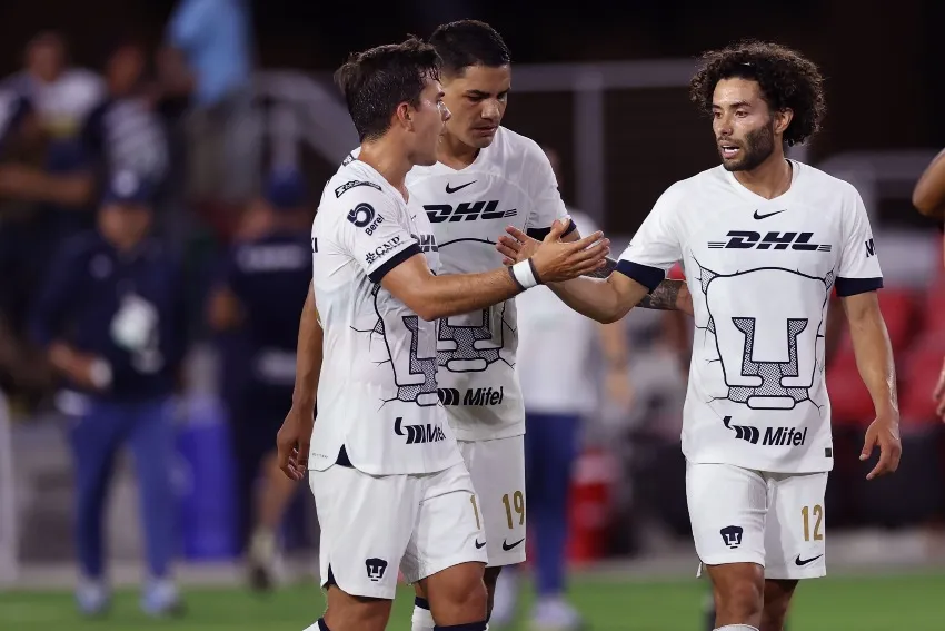 Jugadores de Pumas haciendo comentarios