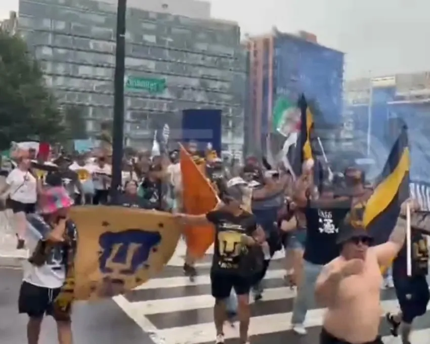 Llevan banderas, mantas y algunos instrumentos musicales