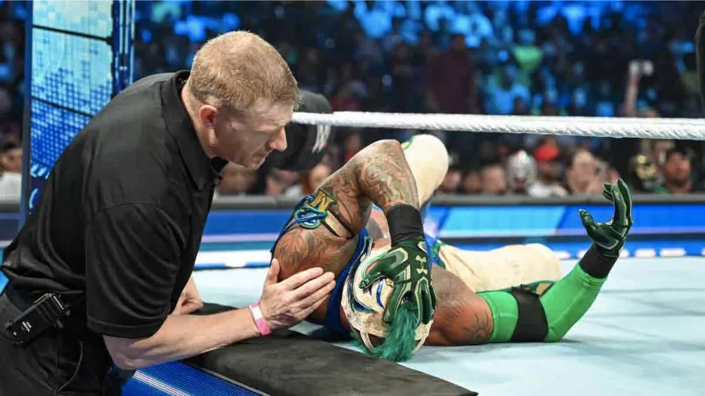 Mysterio se duele tras haberse lesionado