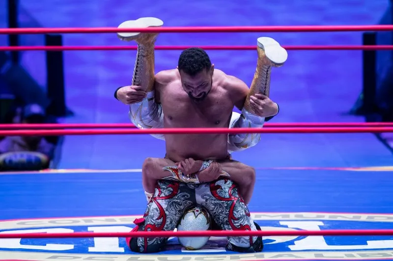 Máscara Dorada enfrentando a Rocky Romero