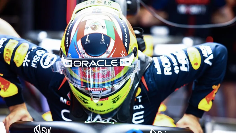 Pérez saliendo de su monoplaza