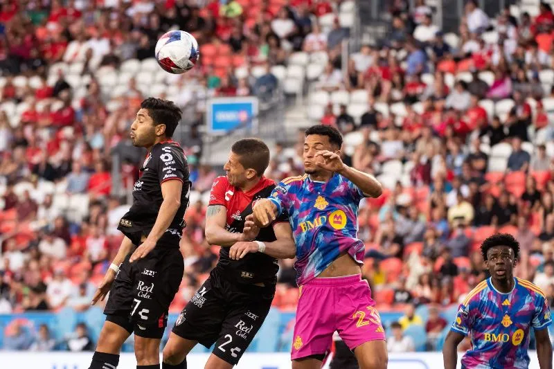MEXSPORT Atlas disputando el balón contra el Toronto