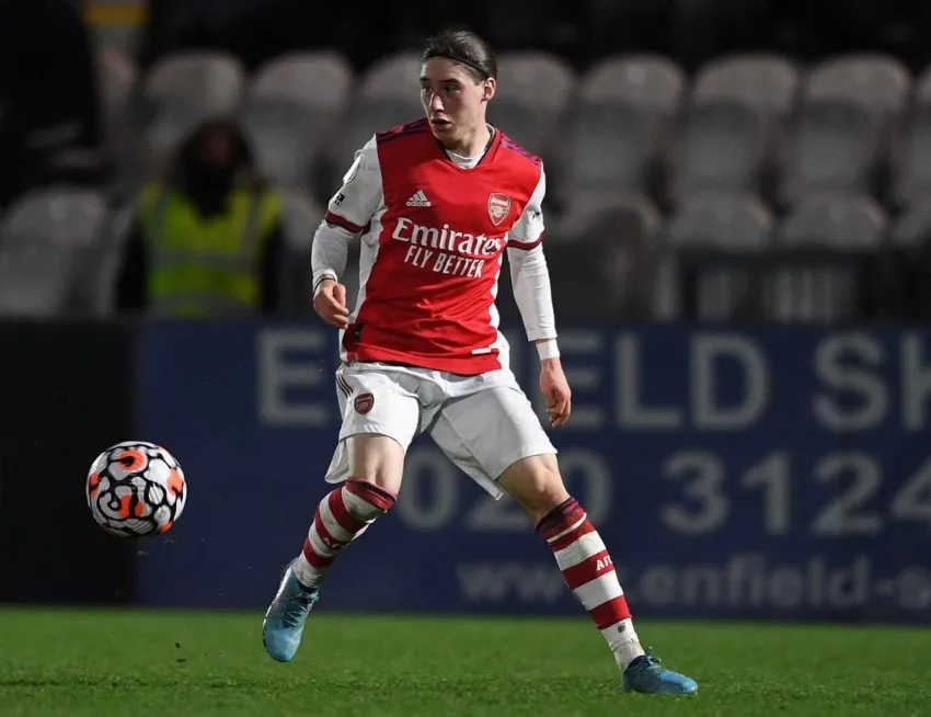 Flores jugando con el Arsenal