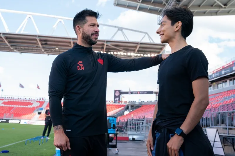 Carrillo siendo recibido por el Atlas
