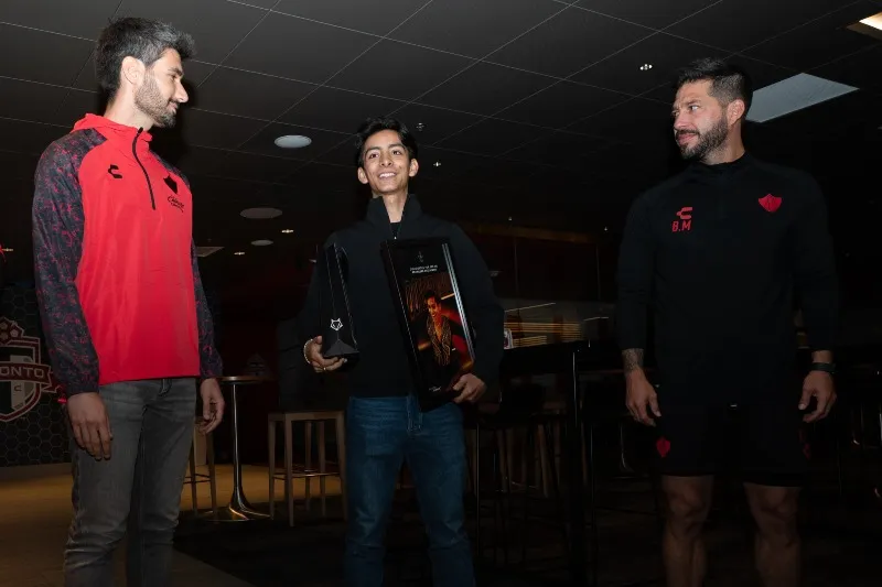 Donovan siendo reconocido como Rojinegro Destacado