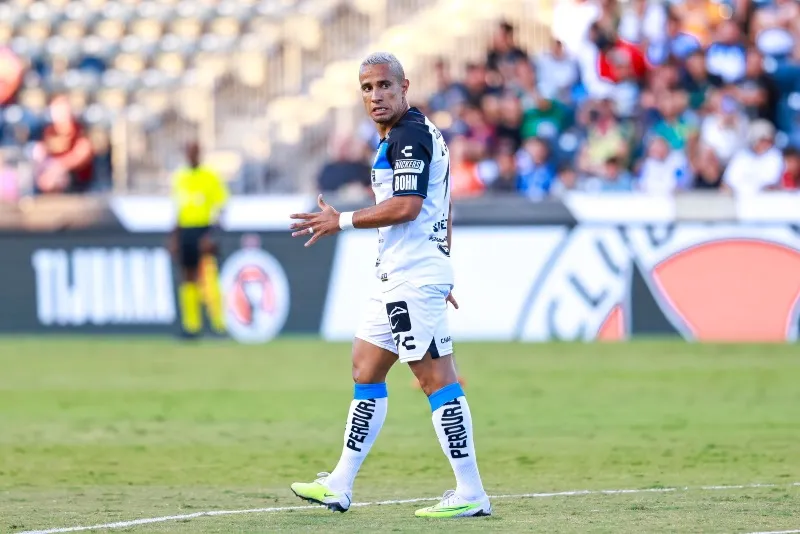 Camilo jugando con el Querétaro