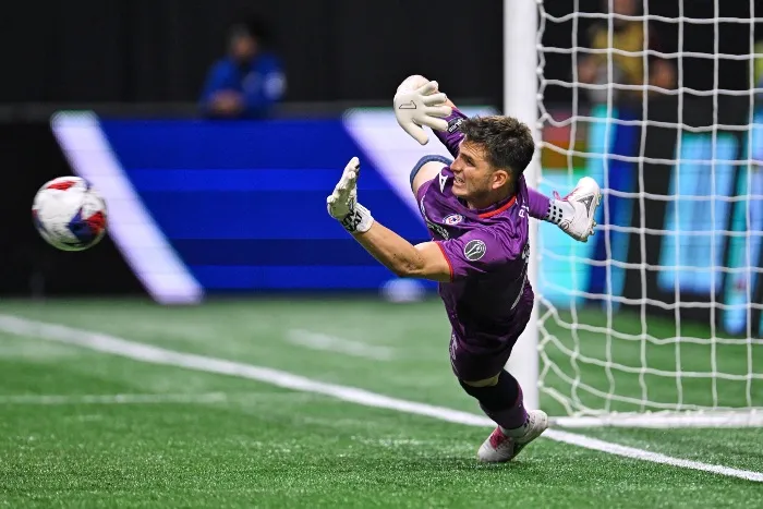 Sebastián Jurado ataja un penal
