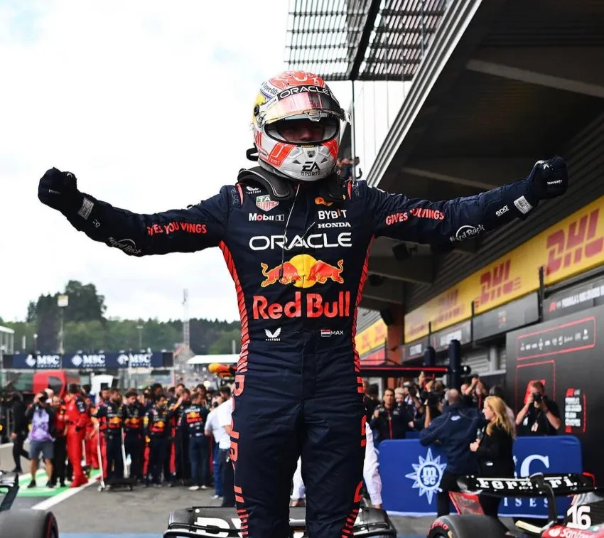 Max celebrando su primer lugar