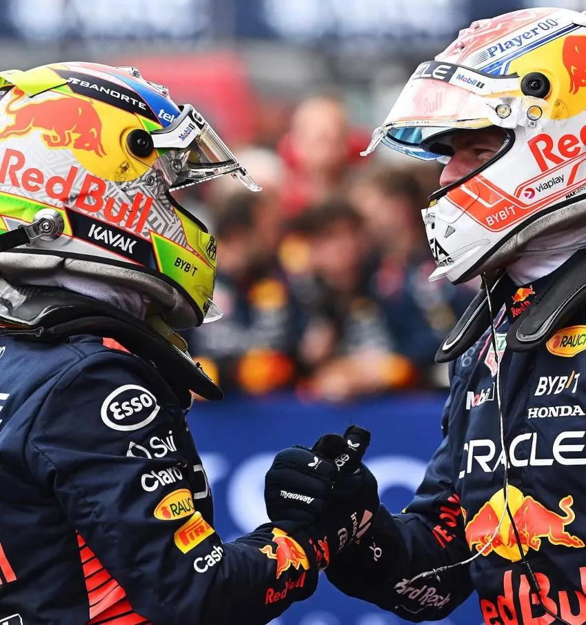 Max y Checo felicitándose