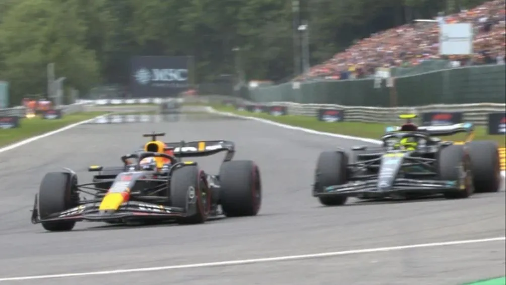 Max en el rebase a Lewis Hamilton