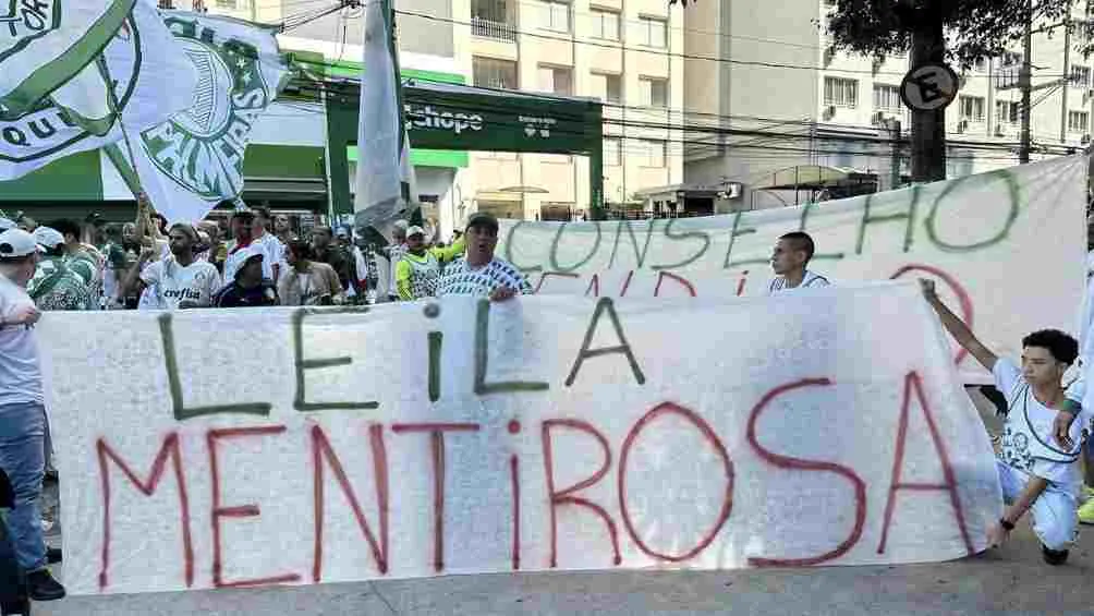 Los aficionados del Palmeiras 'cargando' contra su presidenta