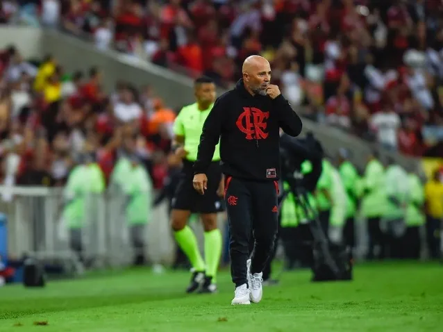 Jorge Sampaoli da indicaciones en un partido