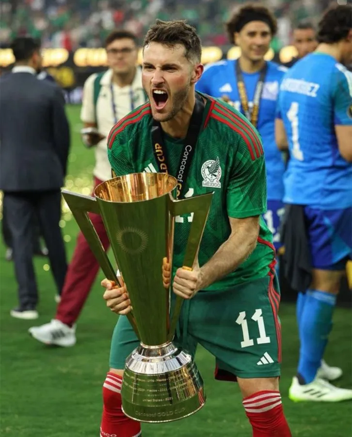 Santi con el título de Copa Oro