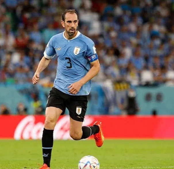 Godín jugando con la Selección de Uruguay