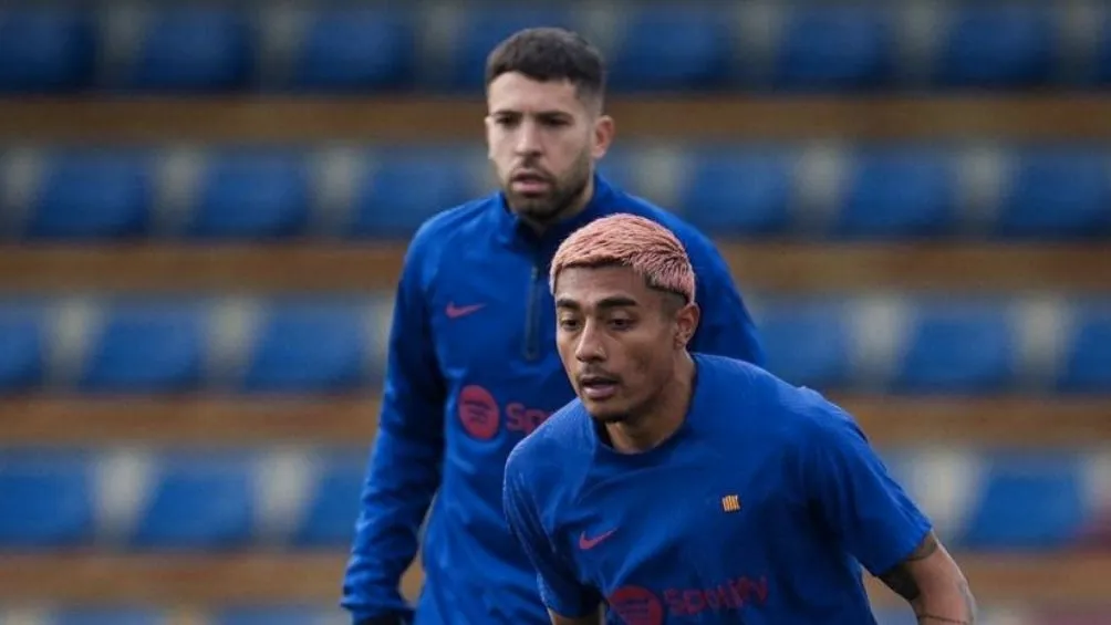 El defensor mexicano durante un entrenamiento con el Barcelona