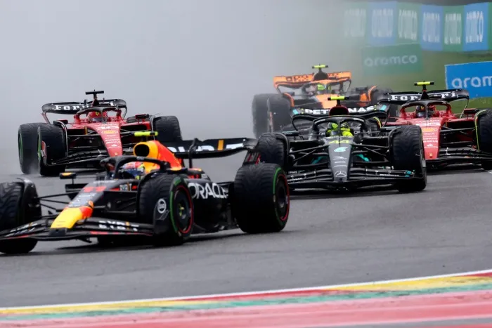 Checo Pérez y Hamilton durante la carrera Sprint