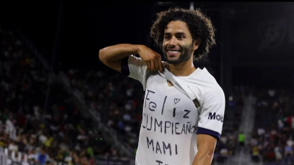 'El Chino' dedicando un gol a su mamá