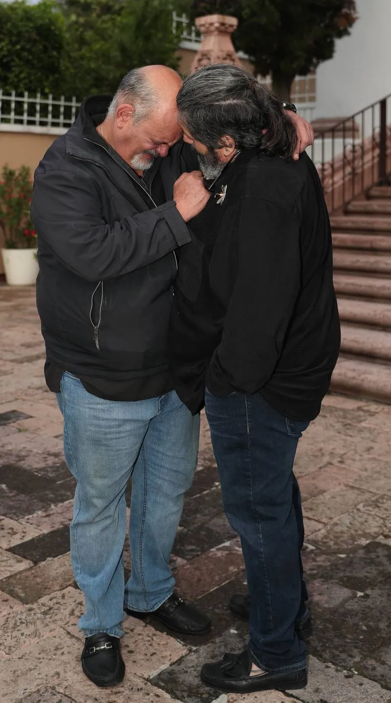 Coco y Pato Levy se fundieron en un abrazo al terminar la misa.