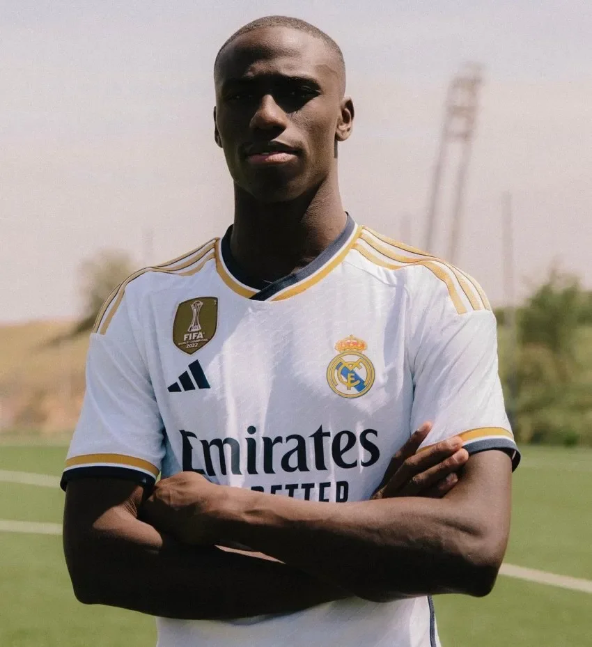 Mendy con la nueva playera del Madrid