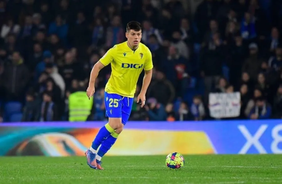 Meré jugó 10 partidos con el Cádiz en la campaña 22-23