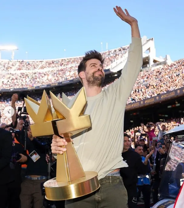 Instagram @3gerardpique Pique con el trofeo de la Kings League