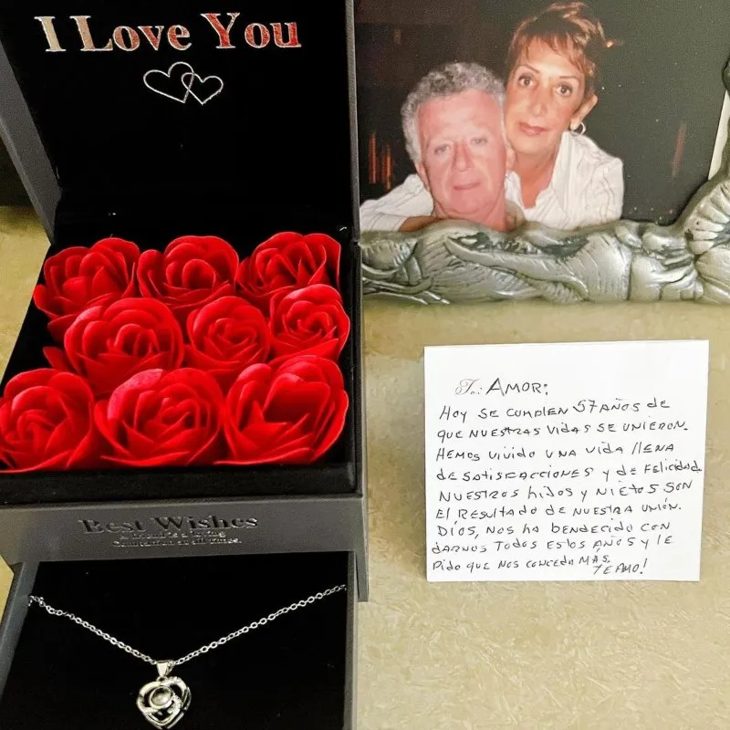 La madre de Andrea no pudo ver su regalo de aniversario de bodas.