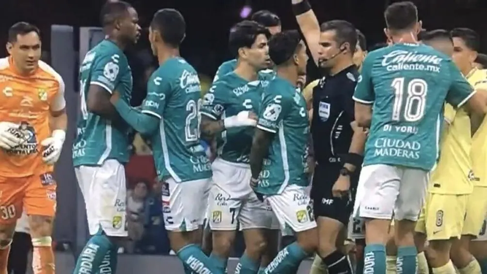 Momento del rodillazo de Hernández