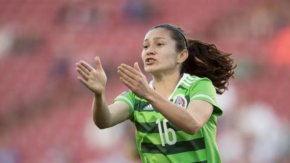 Monsiváis vistiendo la playera de la Selección Nacional
