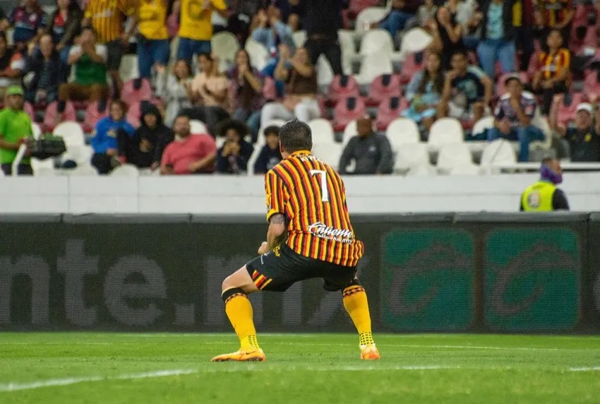 INSTAGRAM: @leonesnegrosoficial Festejo del jugador melenudo