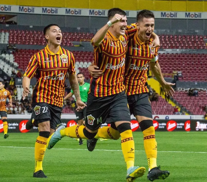 INSTAGRAM: @leonesnegrosoficial Jugadores celebrando