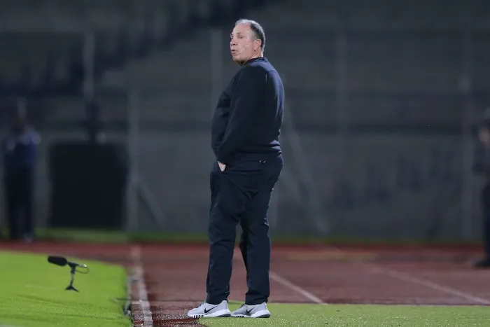 Bruce Arena dirigiendo al New England