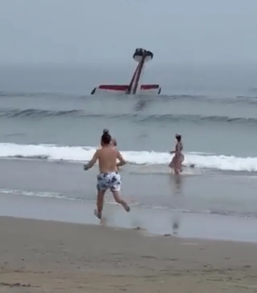 CAPTURA DE PANTALLA: TWITTER La avioneta en la playa