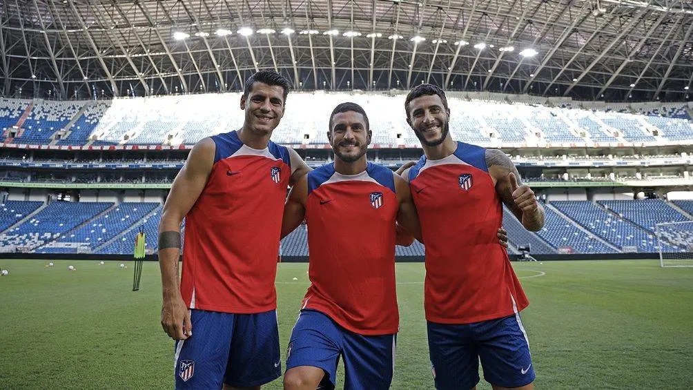 Los jugadores del Atleti en la cancha de &quot;El Gigante de Acero&quot;