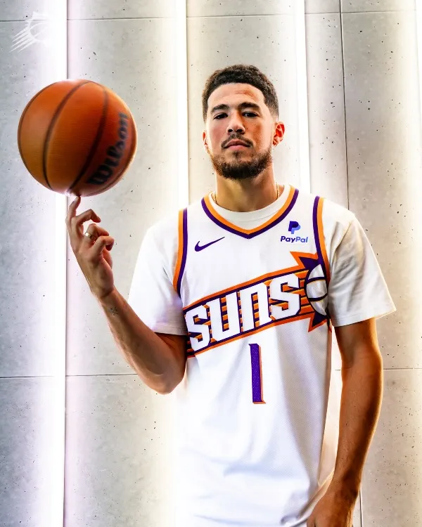 Devin Booker con la nueva playera de los Phoenix Suns