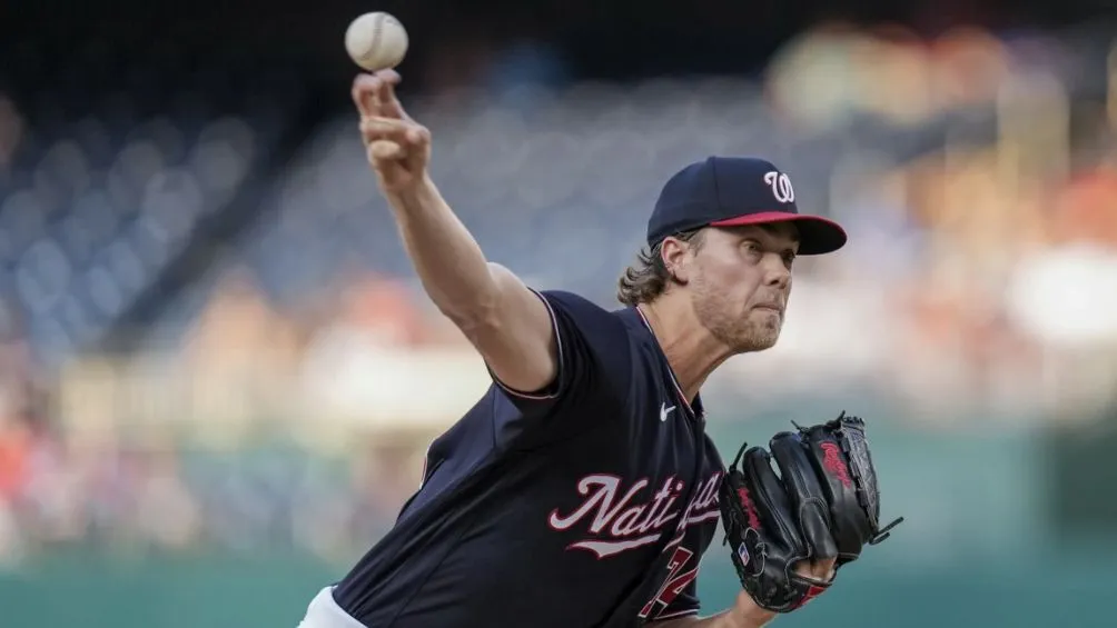 Jake Irvin durante su visita a la 'lomita'