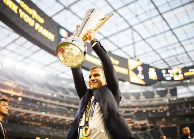 Jimmy Lozano con el trofeo de la Copa Oro