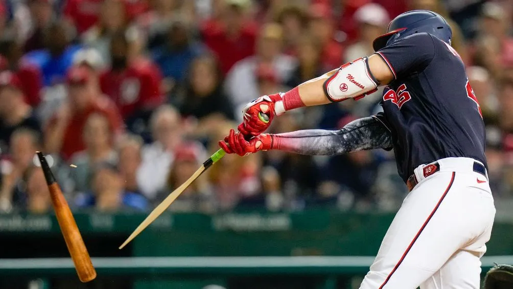 Meneses rompió su bat tras conectar un cuadrangular