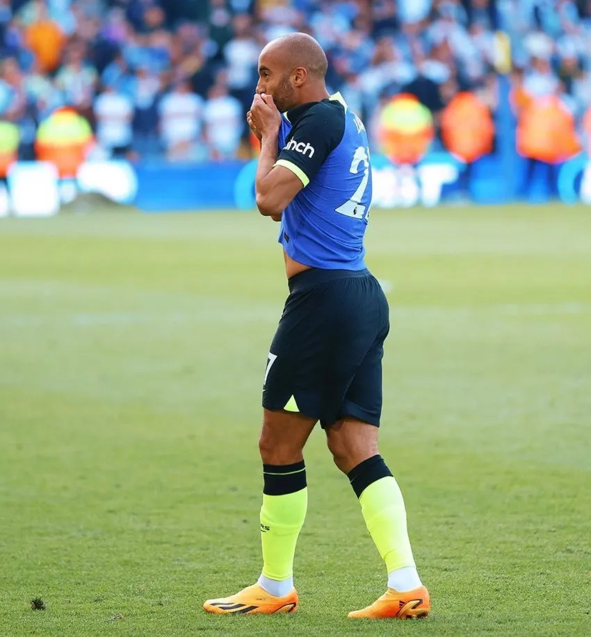Moura besando la camiseta de los Spurs