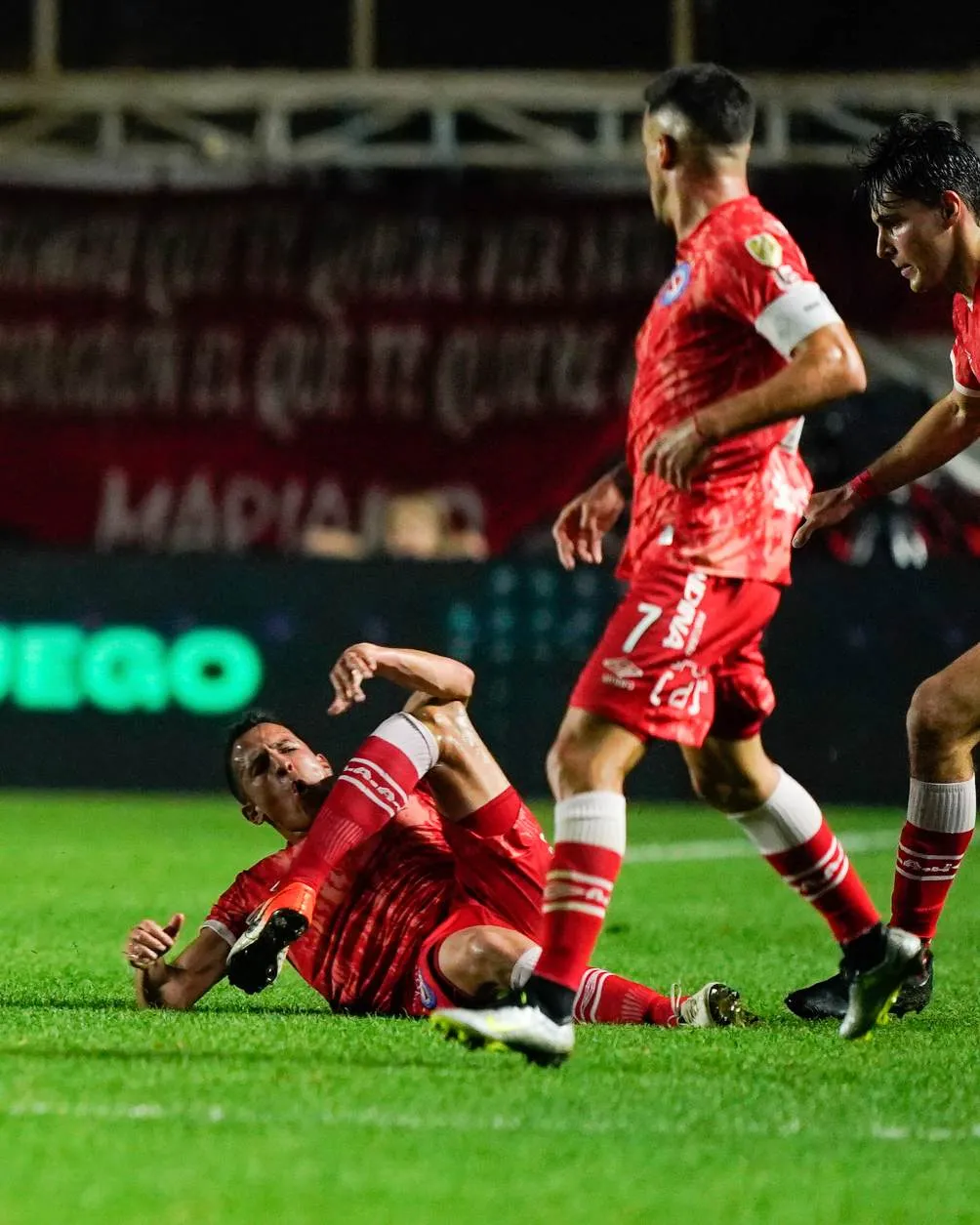 Luciano Sánchez tuvo que salir apoyado de la asistencia médica