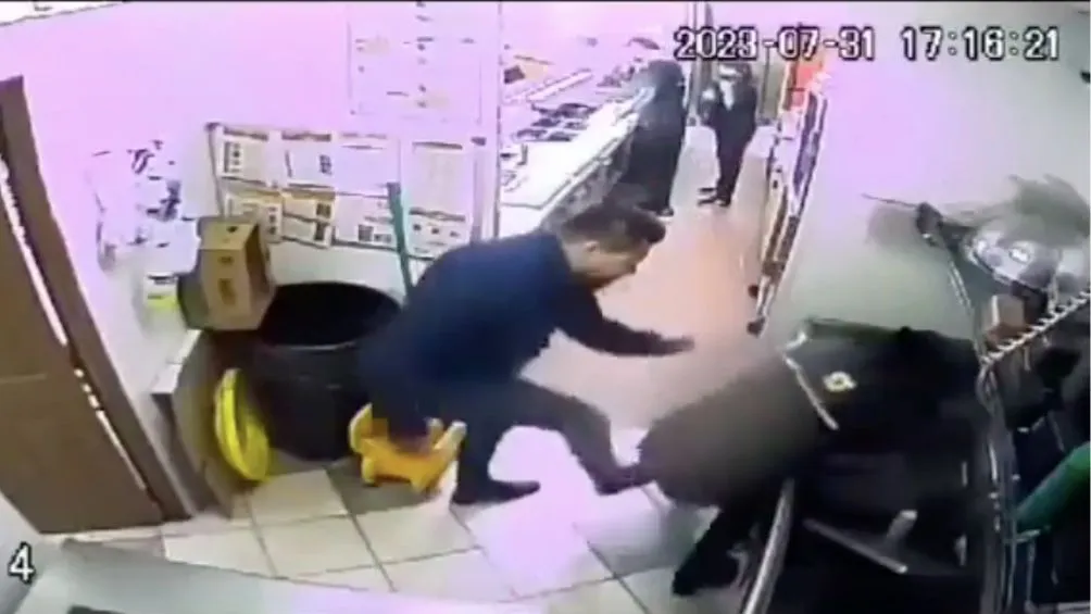 FOTO TOMADA DEL VIDEO Momento en el que el agresor patea al menor de edad